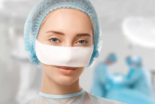 Bandage fixé sur le nez pendant la rééducation après rhinoplastie